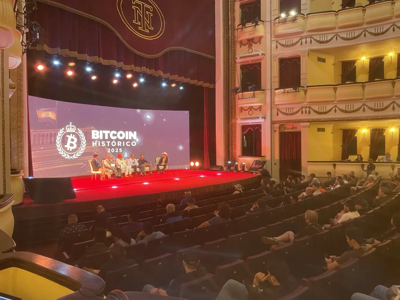 Nelson Inno on stage at Bitcoin Histórico 2025 in San Salvador